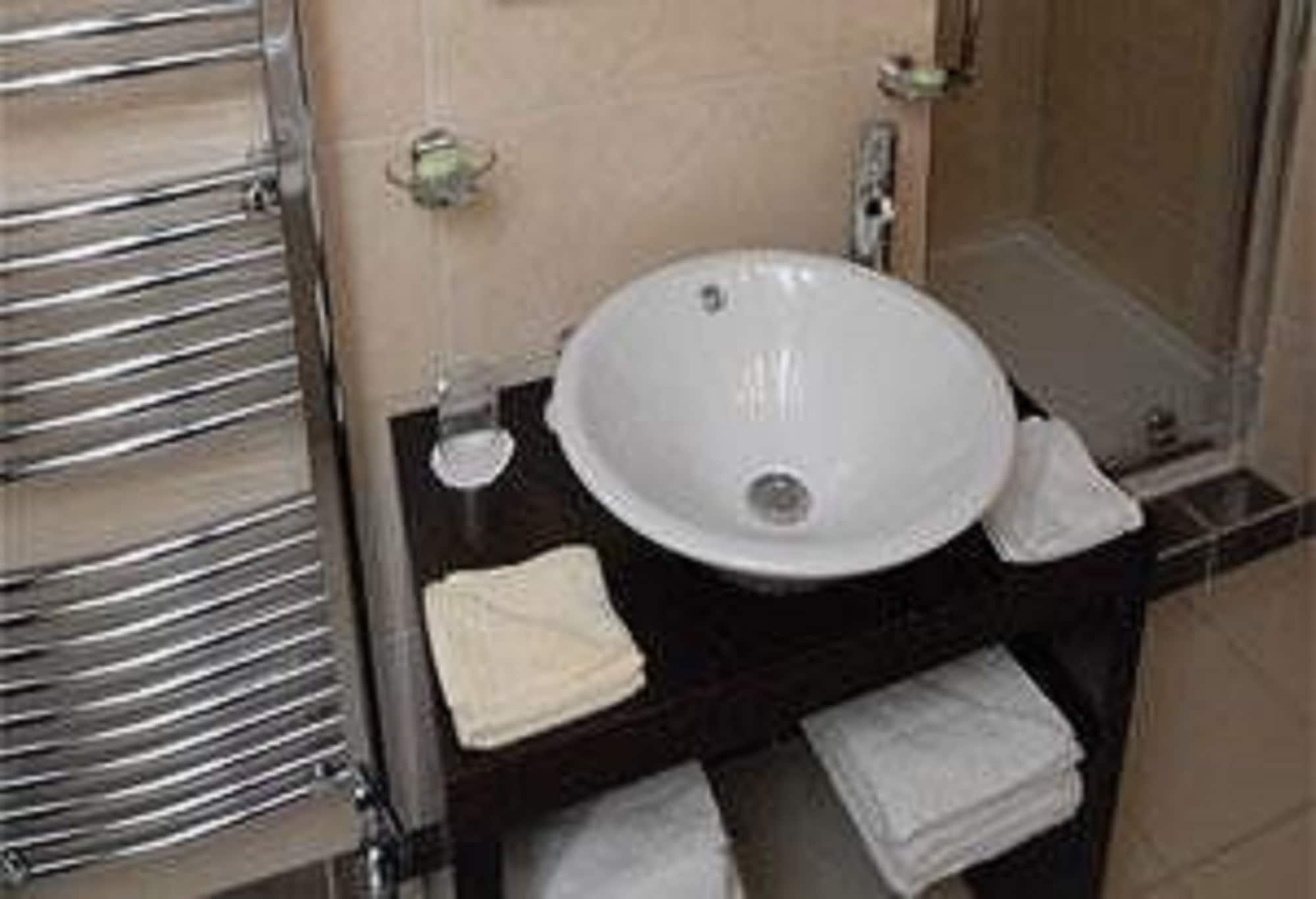 Barn Hotel London Ruislip Exterior foto