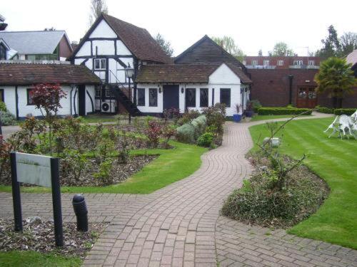 Barn Hotel London Ruislip Exterior foto